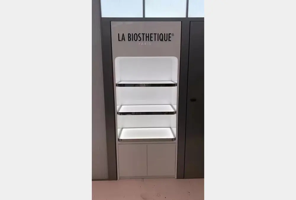 Armoire à exposition de cosmétiques