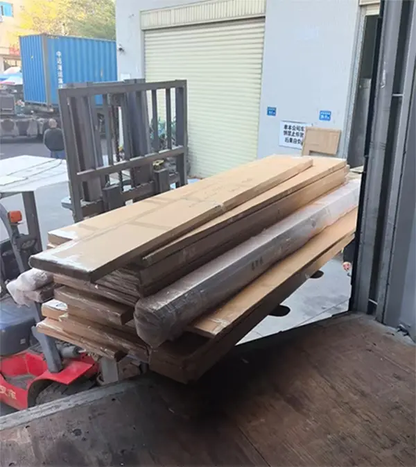 Des porte-vêtements ont été livrés avec succès à Dubaï