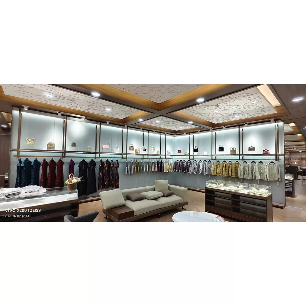 Présentoir de vêtements pour femmes en fer