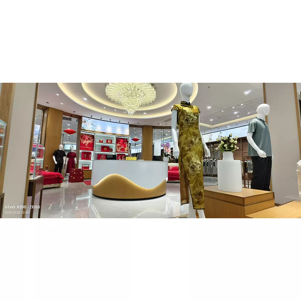 Présentoir en bois pour vêtements pour femmes